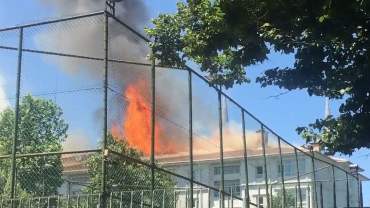 Bağcılar'da ilkokulun çatısı alev alev yandı