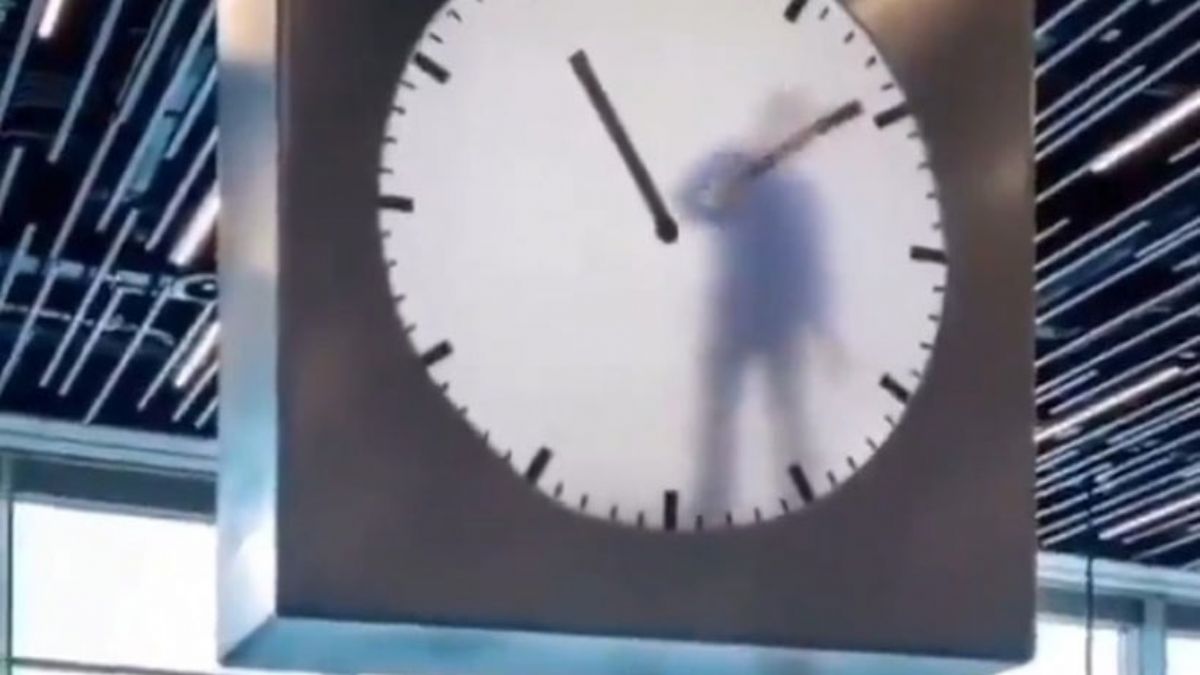 Amsterdam'da izleyenleri hayran bırakan tasarım harikası saat