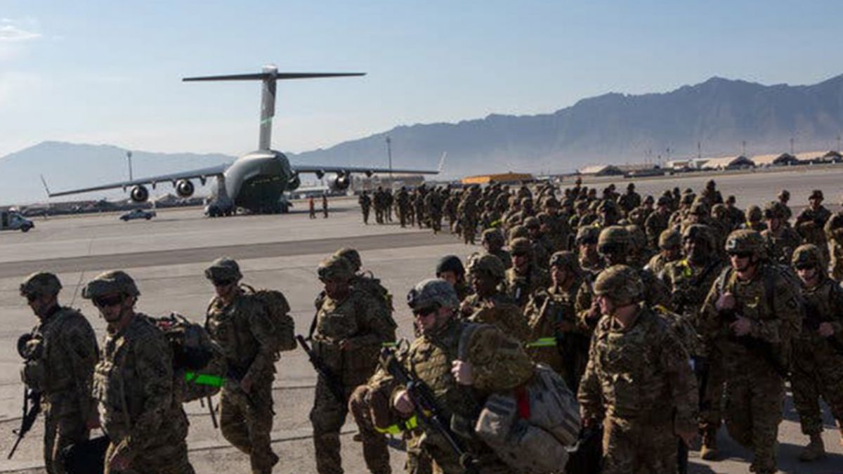 ABD, Bagram Hava Üssü'nü Afganlara devretti