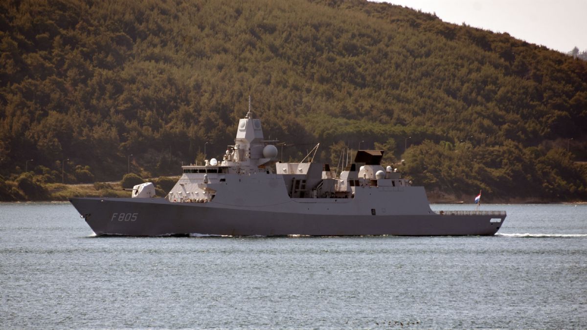 İngiltere ve Hollanda savaş gemileri Çanakkale Boğazı'ndan peş peşe geçti