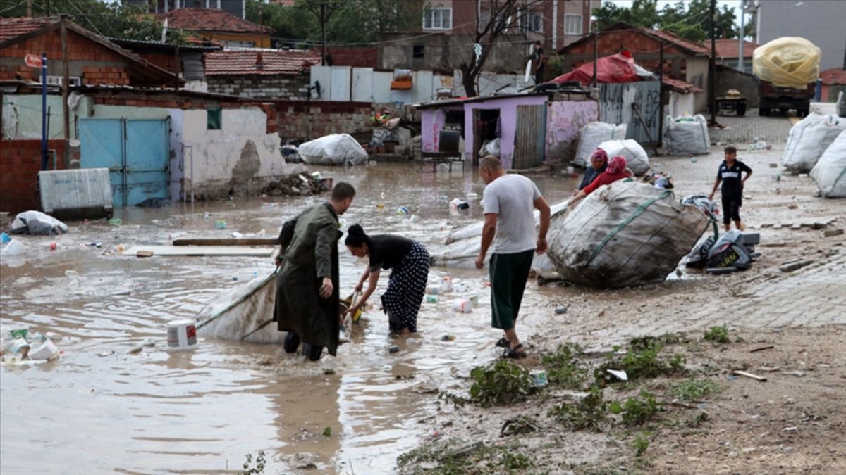 Edirne'de kuvvetli sağanak ve dolu hayatı olumsuz etkiledi