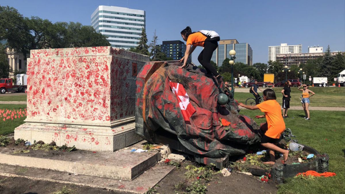 Kanada'da büyük öfke; heykeller yıkıldı, kiliseler yakıldı!