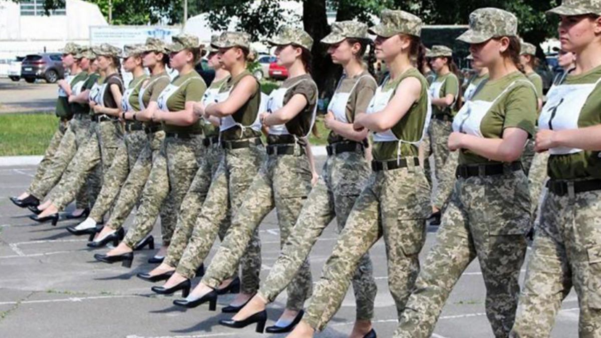 Kadın askerlere topuklu ayakkabılarla talim yaptırılmasına tepki