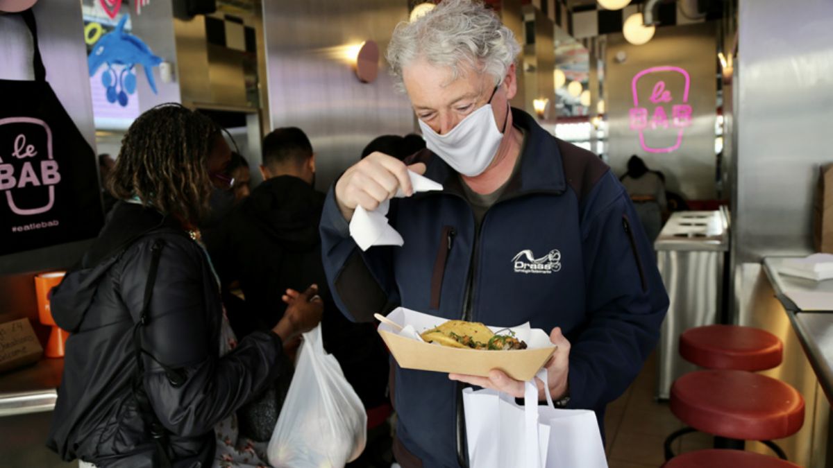 İngiltere'de eski Sağlık Bakanı Hancock'un istifasını kebapla kutladılar