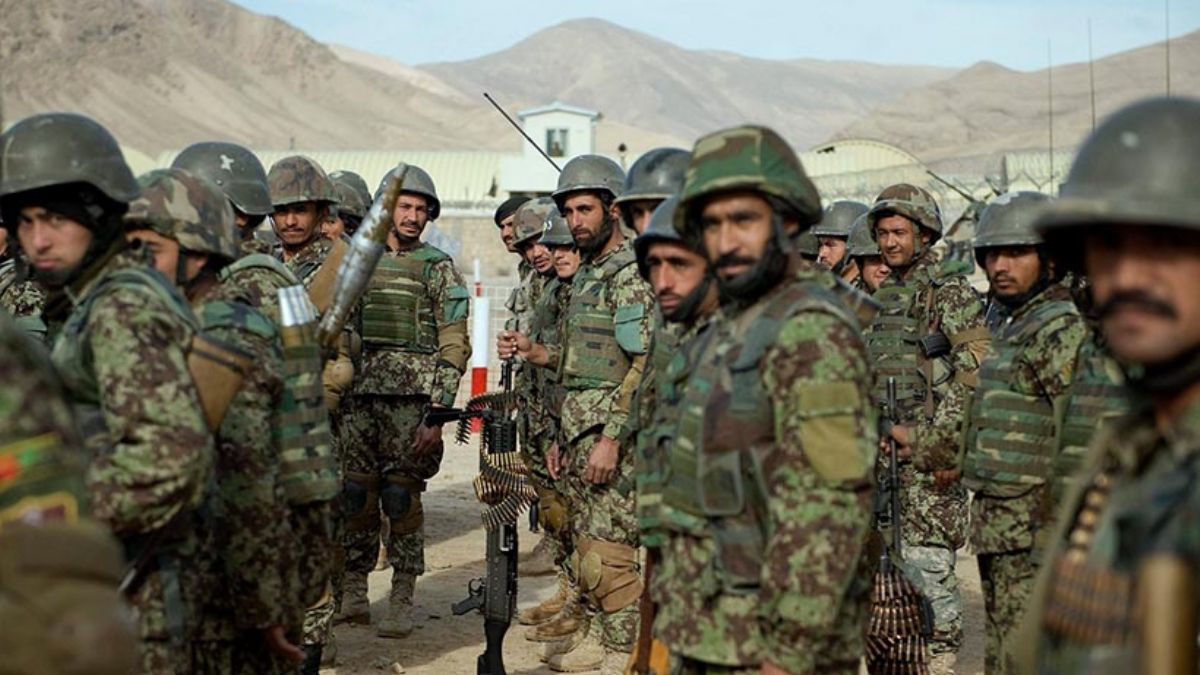 Taliban'dan kaçan 300’den fazla Afgan askeri Tacikistan’a sığındı