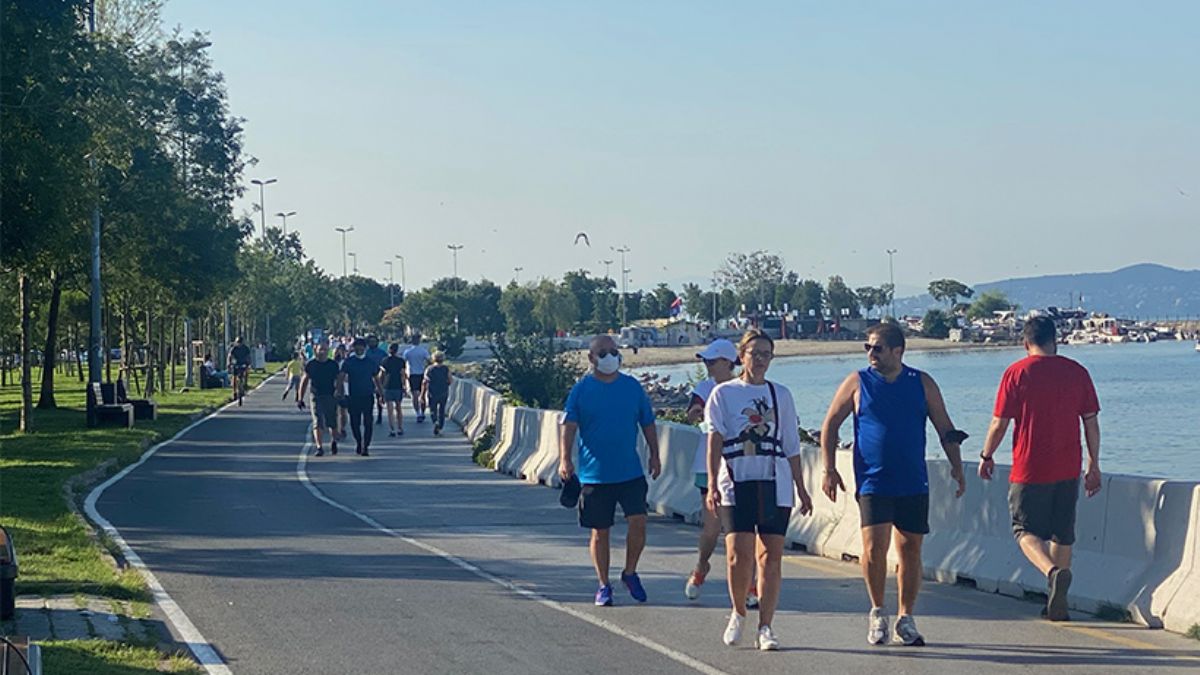 Kısıtlamasız ilk pazar gününde sahile koştular