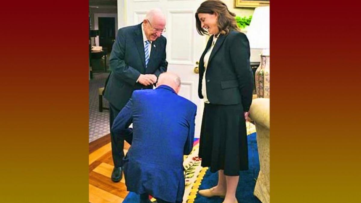 Biden, İsrailli siyasetçinin önünde diz çöktü