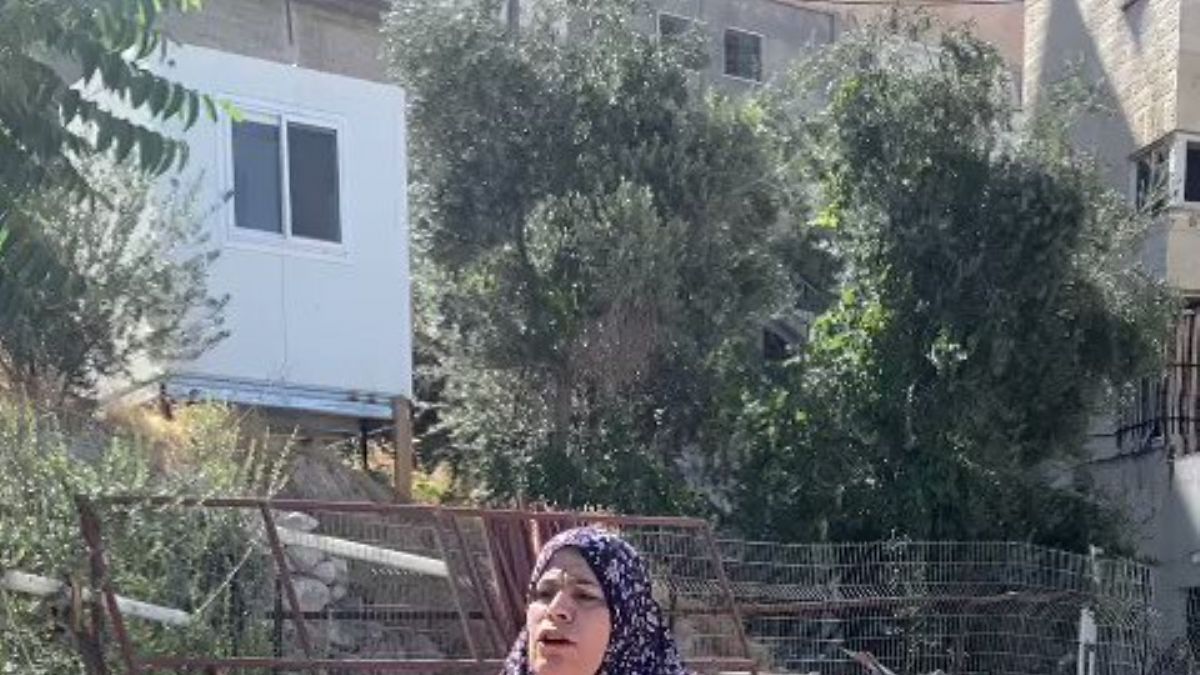 Filistinli kadın, arazisini zorla işgal etmek isteyen işgalcileri kovdu