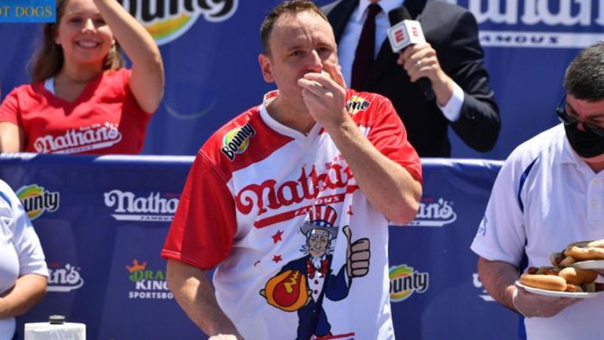 10 dakikada 76 sosisli sandviç yiyerek dünya rekoru kırdı