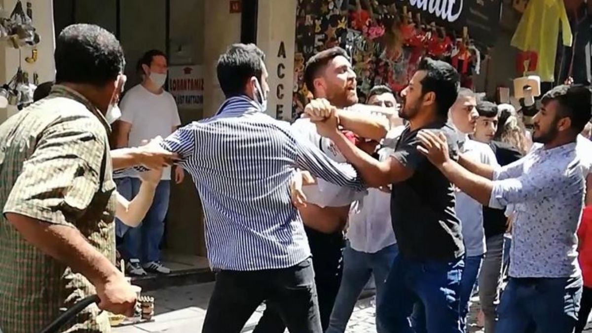 Eminönü'nde ortalık savaş alanına döndü, esnaf kavgası kamerada