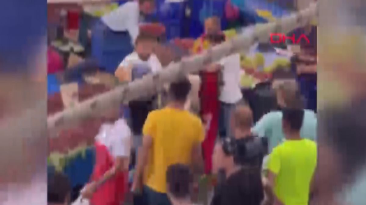 Semt pazarında saç saça baş başa kavga