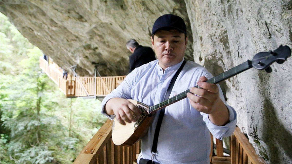 Kazak sanatçı Musayev Horma Kanyonu'nu dombralı türküsü ile geçti