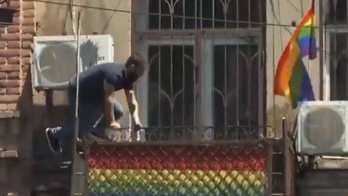 Tiflis'te 'LGBT ofisi'ne baskın görüntüleri