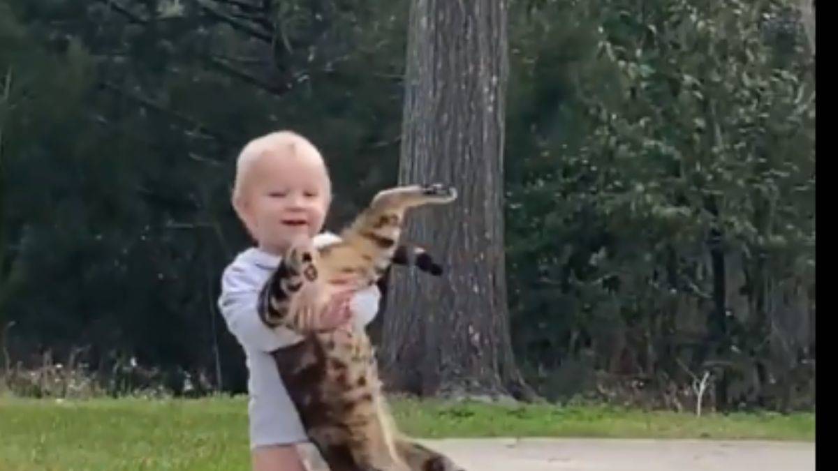 Pozitif enerjisi ile dikkatleri üzerine çeken sevimli çocuk