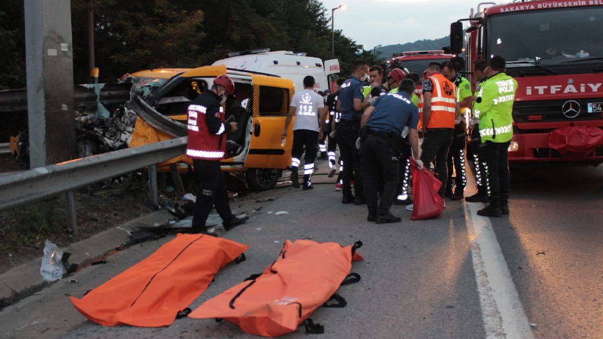 Sakarya'da feci kaza: 3 ölü, 6 yaralı
