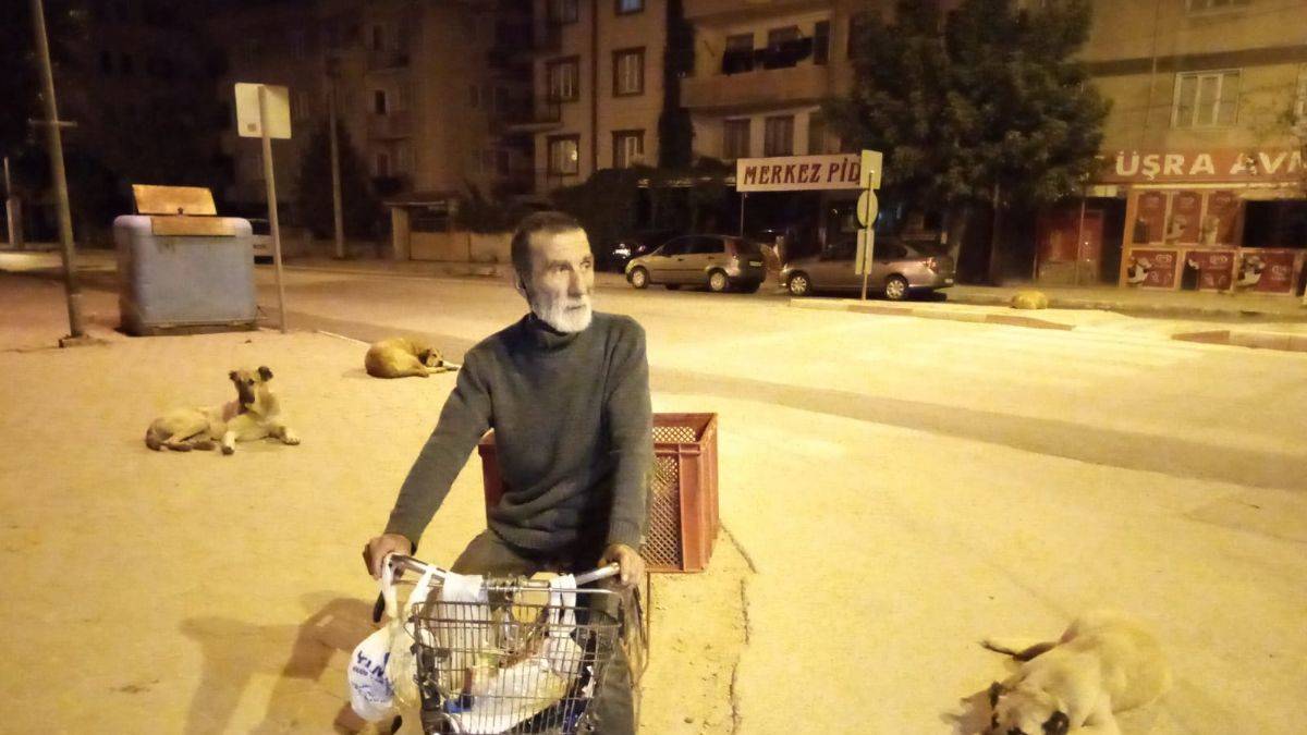 Gündüzleri hurda topluyor, geceleri ise sokak hayvanlarını besliyor