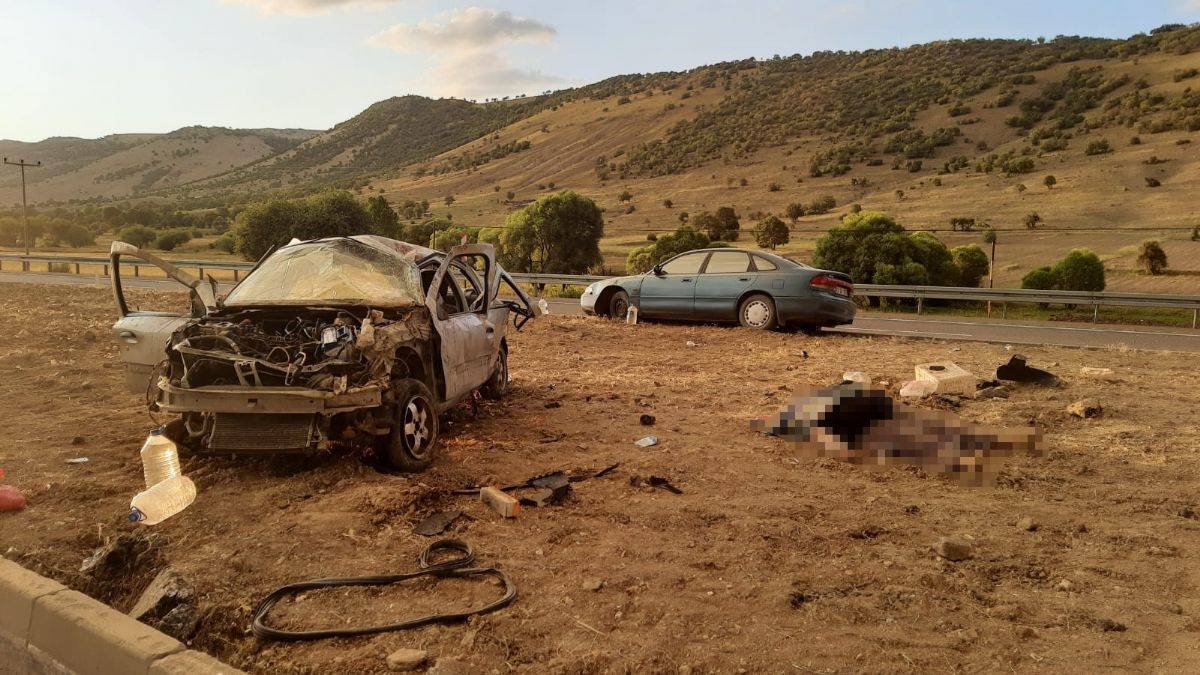 Otomobillerin çarpışmasıyla camdan fırladılar: 3 ölü, 1 yaralı