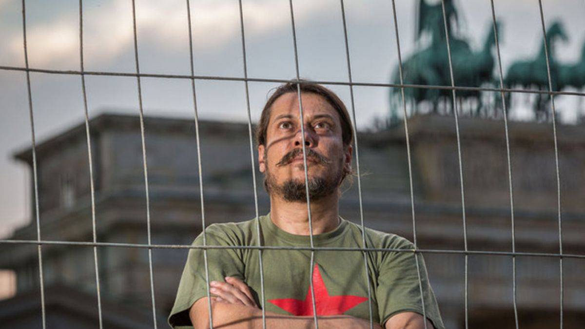 Gazeteci Erk Acarer: Almanya’daki evimde bıçaklı saldırıya uğradım