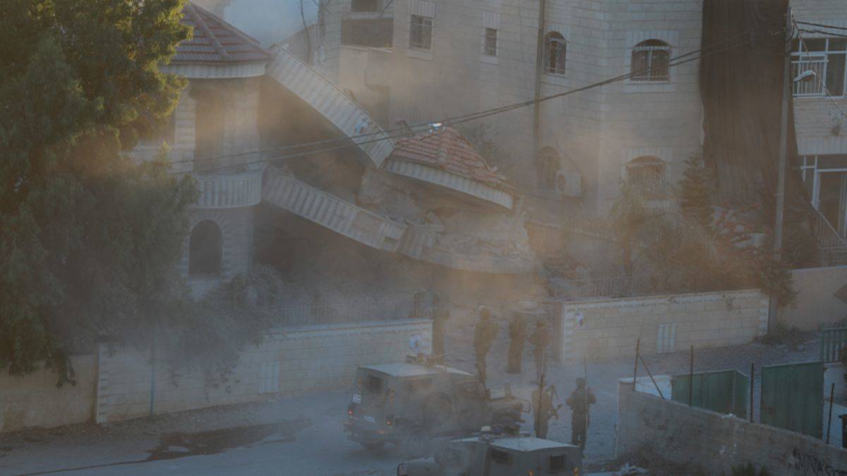 İsrail güçleri Filistinli tutuklunun evini yıktı