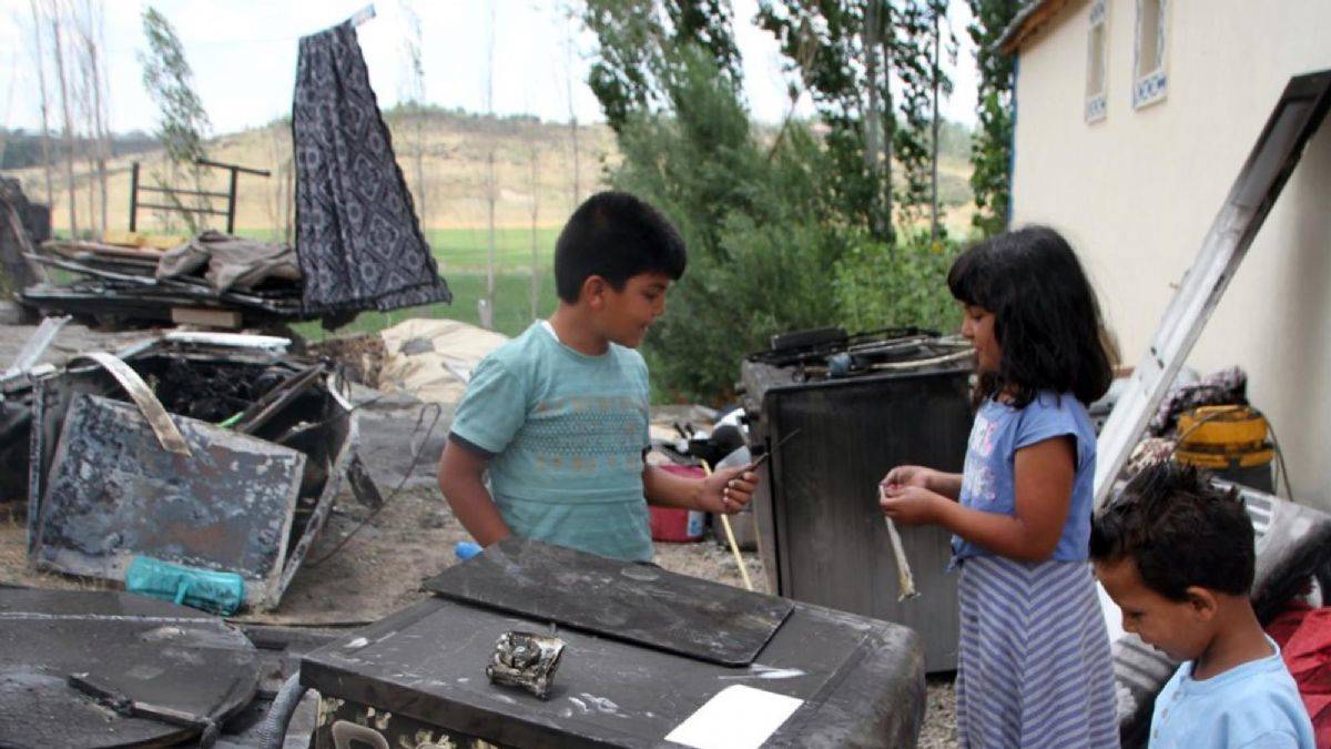 Buzdolabı patladı, evleri yandı