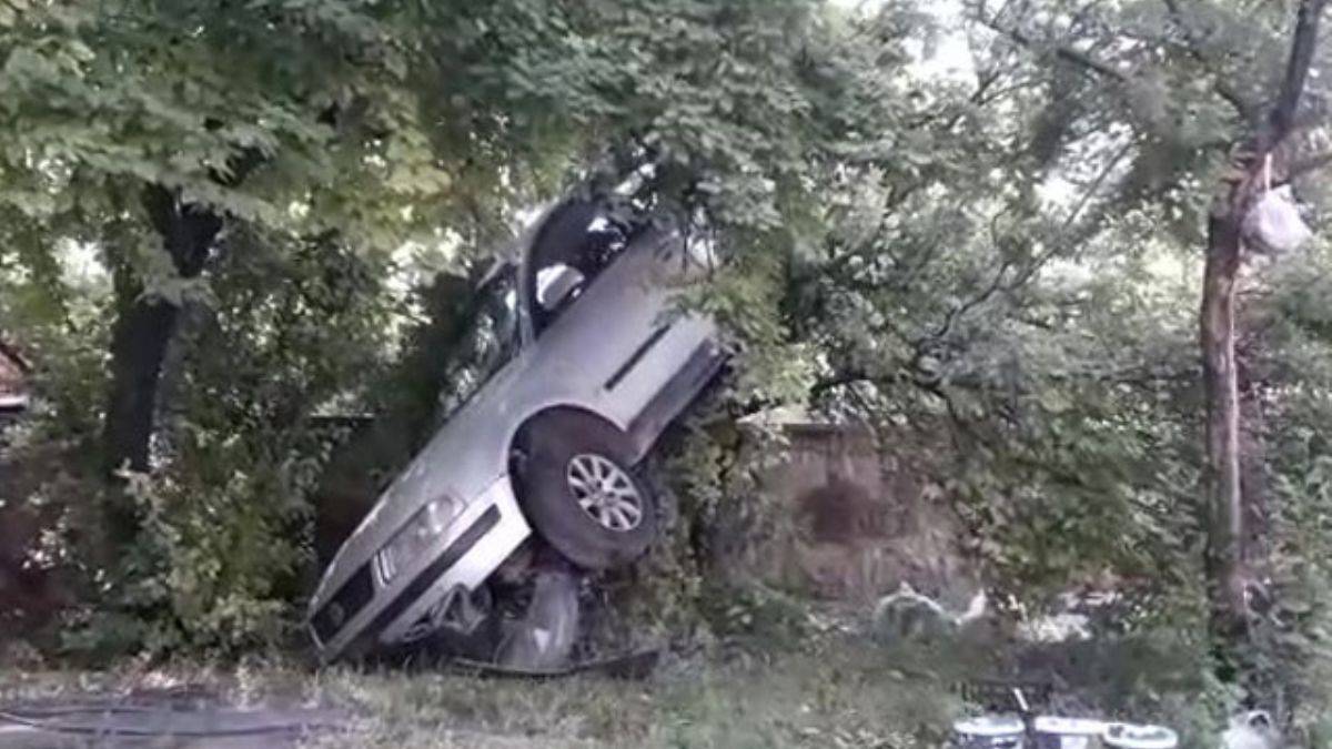 Bahçeye uçan otomobil ağaçta asılı kaldı