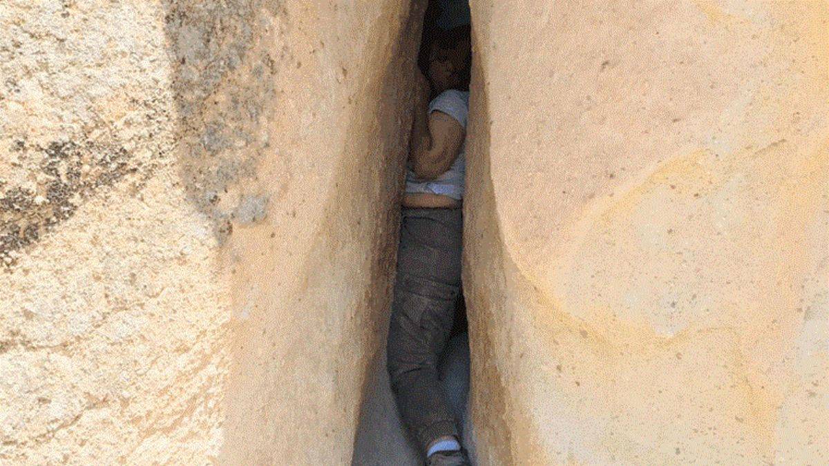 ABD'li turist, düştüğü kayalıklar arasında sıkıştı