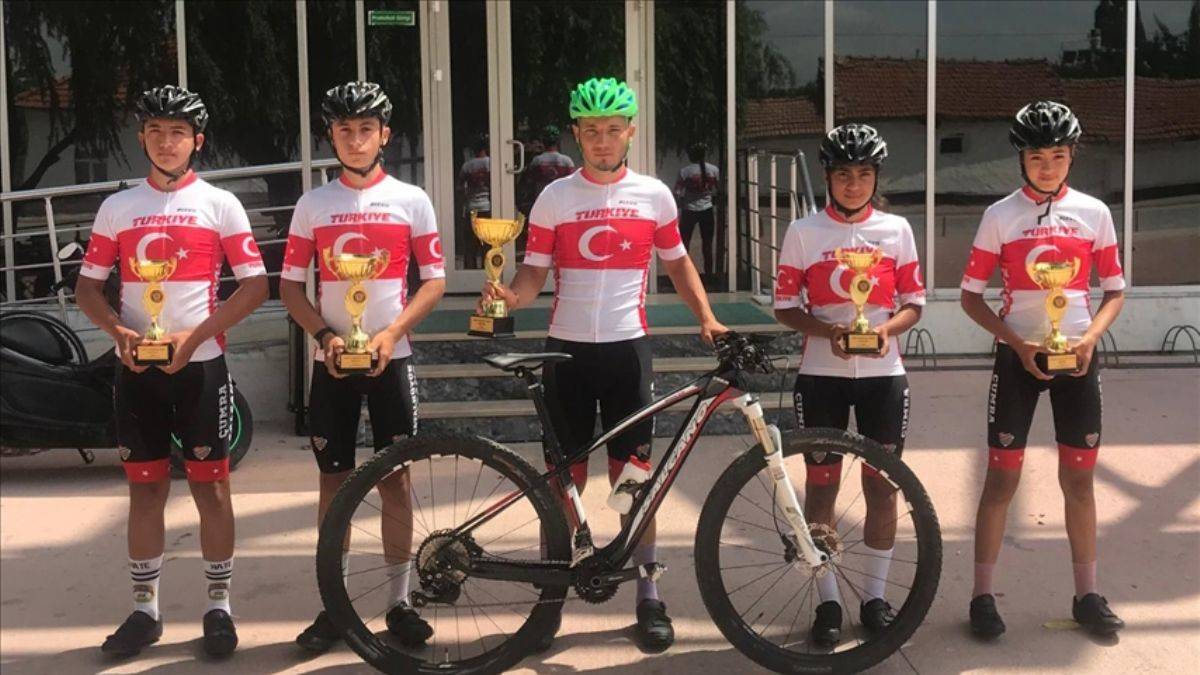 Konyalı bisikletçiler tarlada kondisyon geliştirip şampiyonluğa ulaşıyor