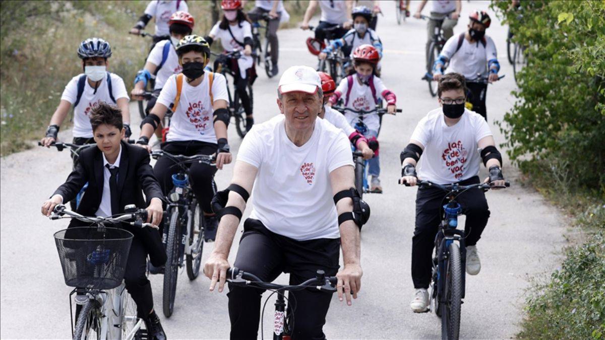 Bakan Selçuk Eymir'de öğrencilerle bisiklet sürdü