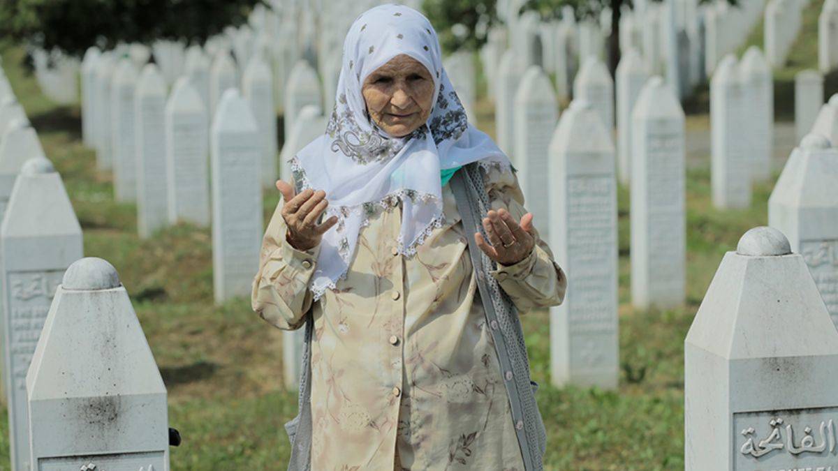 Srebrenitsalı aileler, evlatlarının mezarı başında dua ediyor