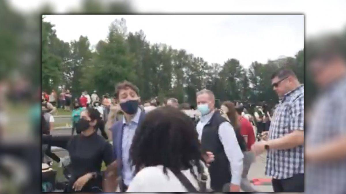 Kanada Başbakanı Trudeau ''kilise'' sorusuna tepkisiz kalarak selfie çektirdi