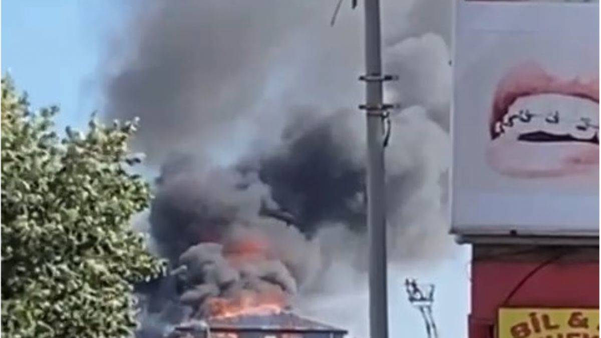 Ataşehir'de binanın çatısı alev alev yandı