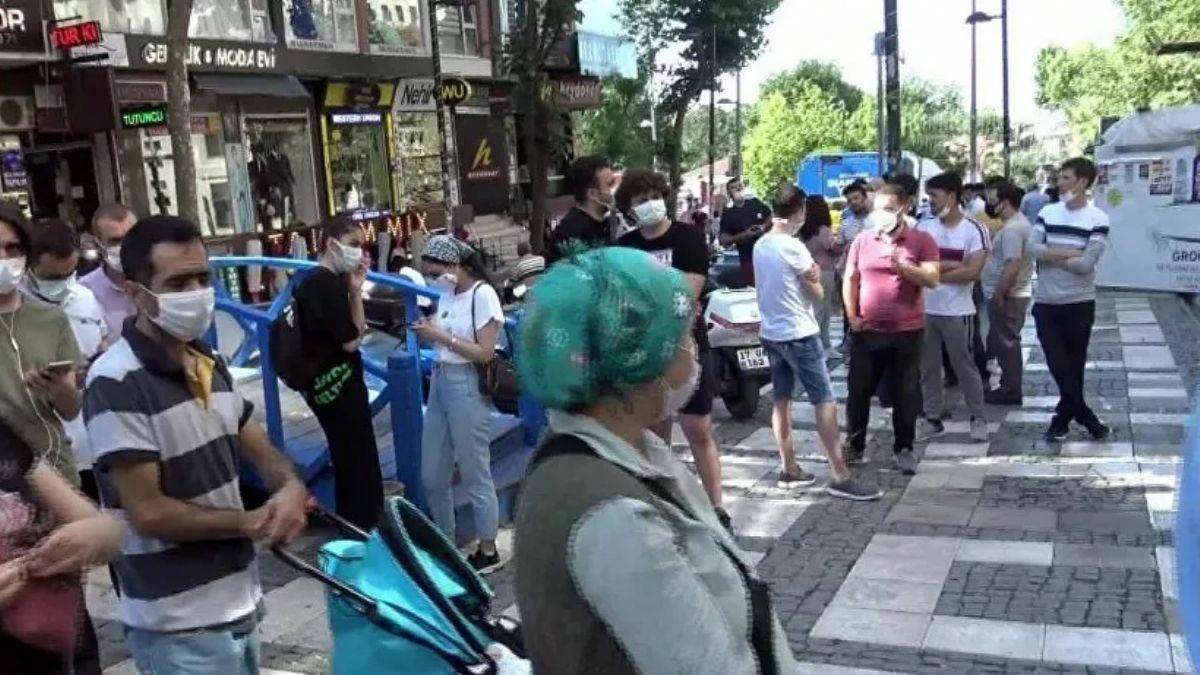 İstanbul Havalimanı'nda unutulan eşyaları satan dükkan önünde uzun kuyruk