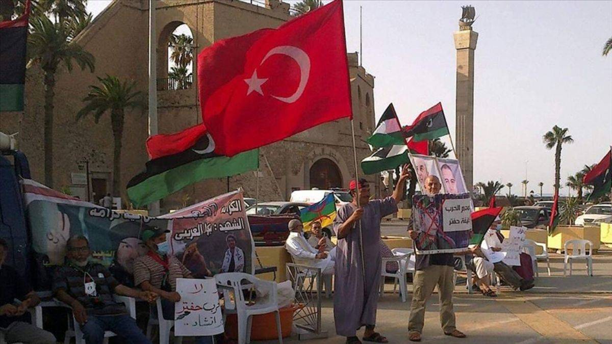 Libya'da Türk bayraklı dayanışma gösterisi