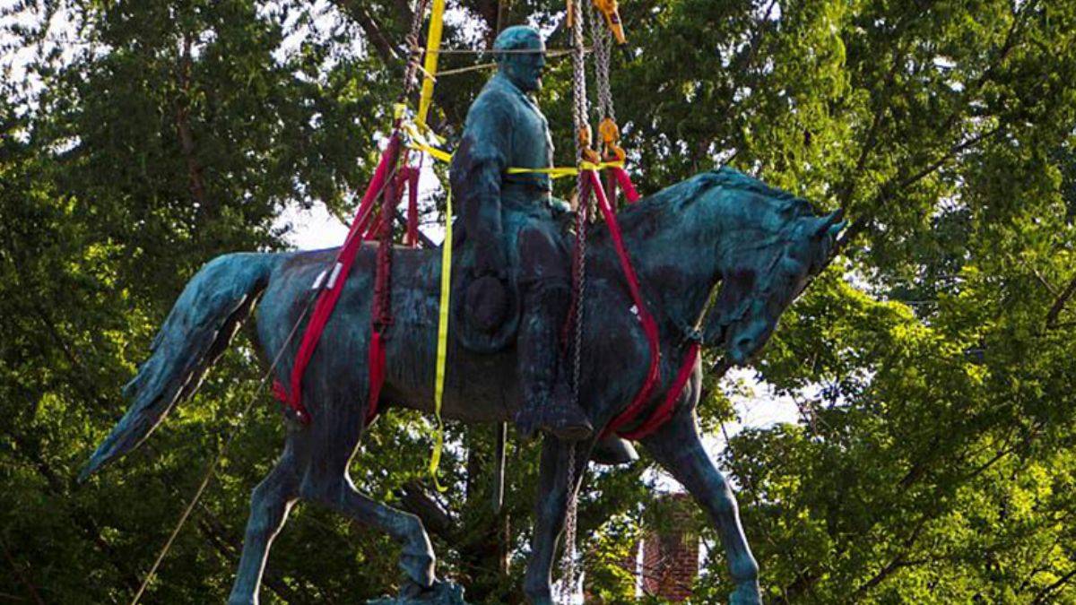 İki generalin heykelini daha kaldırdılar