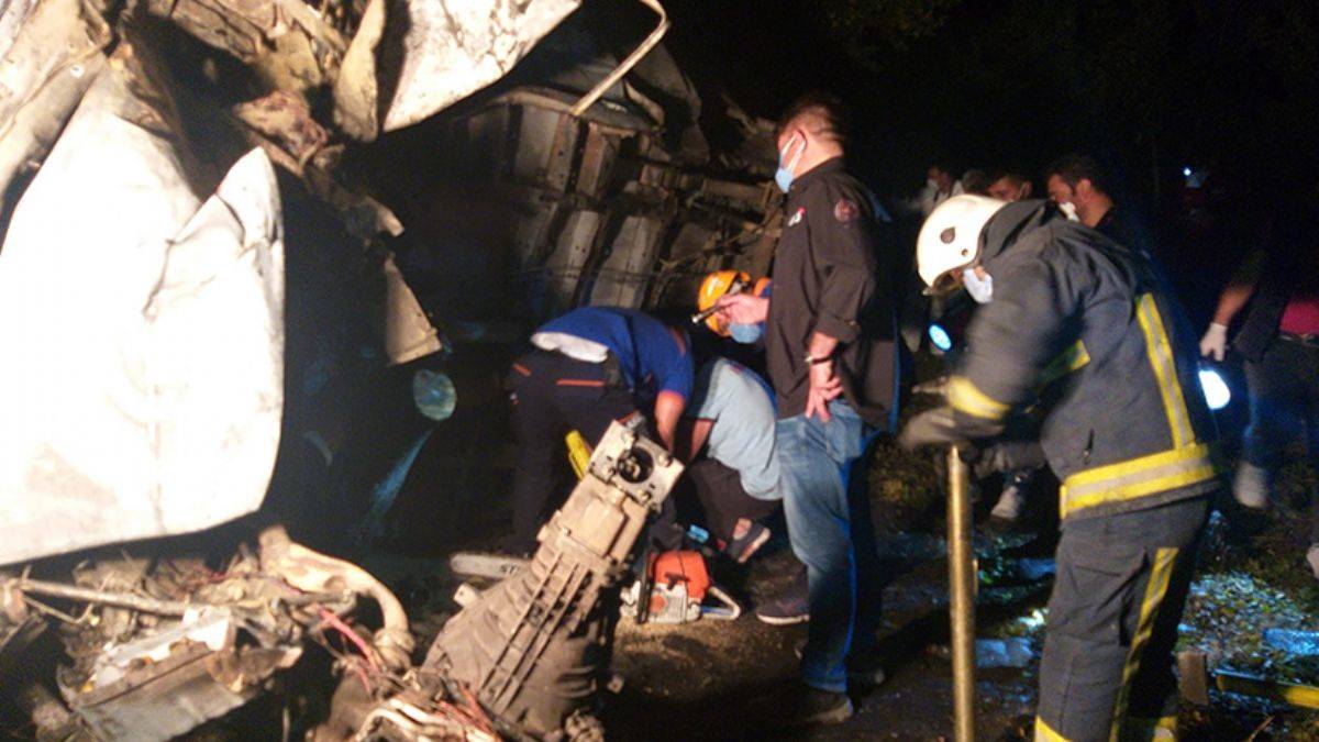 Kaçak göçmenleri taşıyan minibüs kaza yaptı: Çok sayıda ölü var