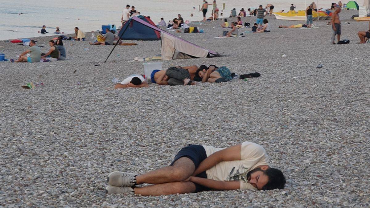 Sıcaktan bunalanlar Konyaaltı sahilinde sabahladı