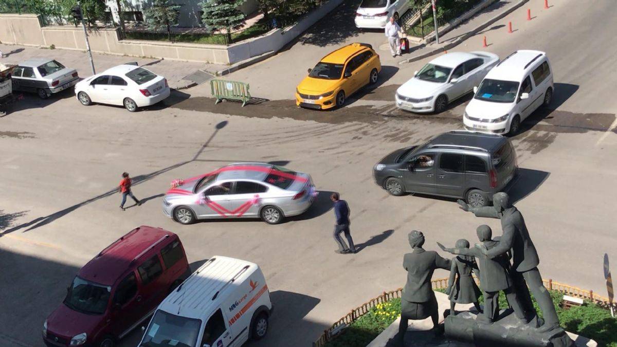 Çocukların bahşiş uğruna tehlikeli oyunları