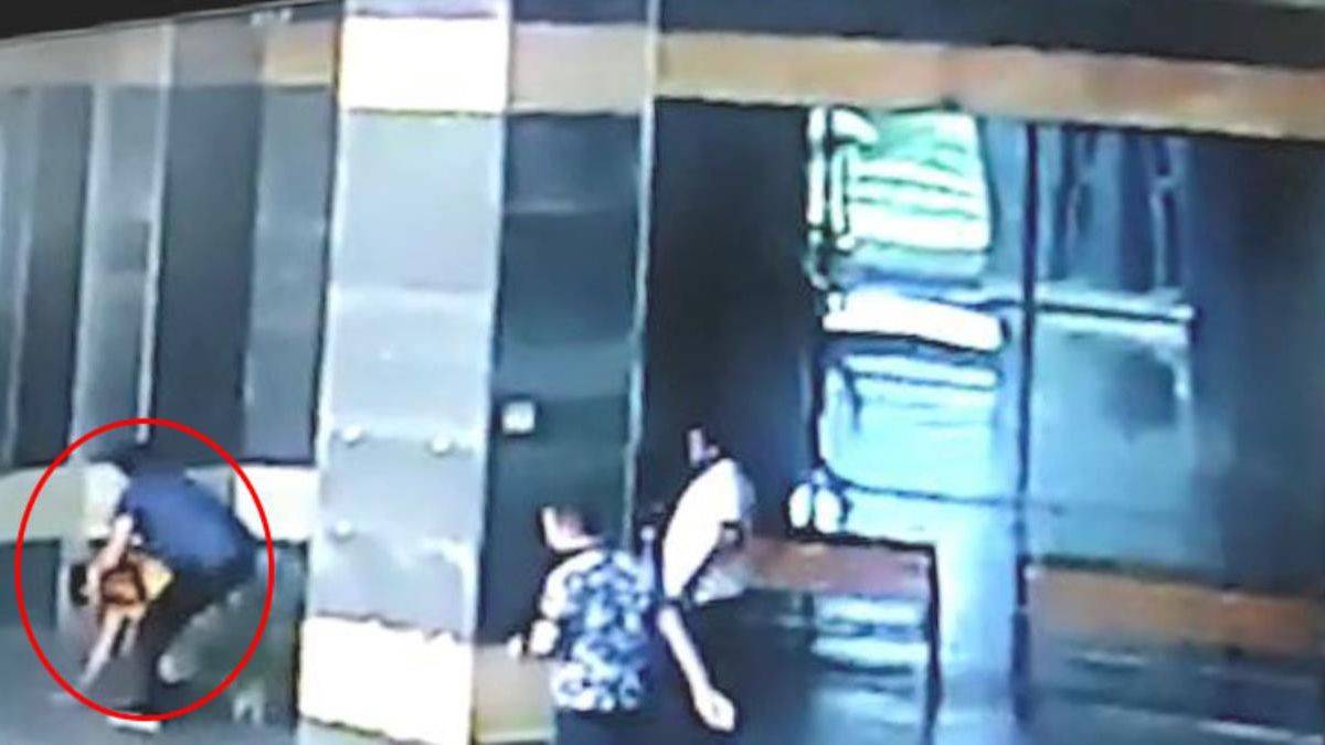 Doktorların hastanede yumruklu kavgası kamerada