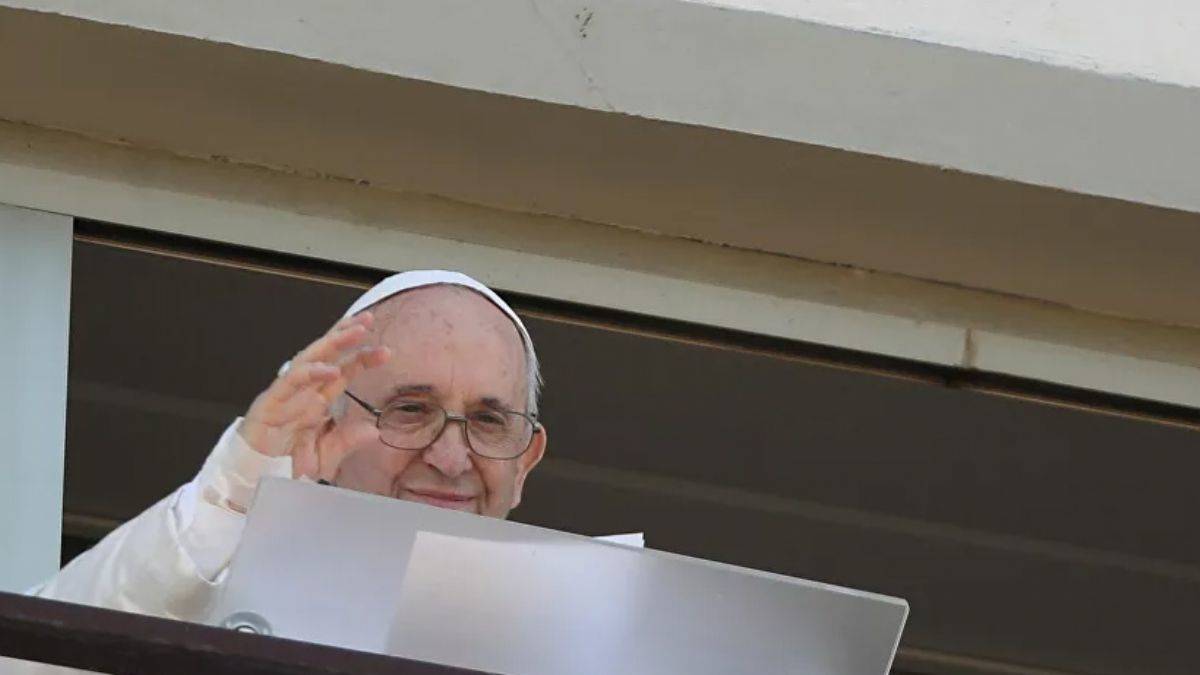 Papa Francis ameliyattan sonrası ilk kez görüntülendi