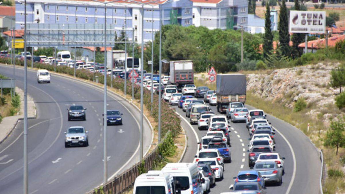 Muğla'ya tatilci akını; 8 kilometrelik araç kuyruğu!