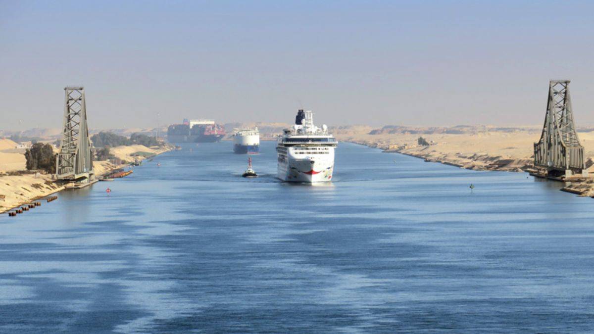 Süveyş Kanalı’ndan tarihinin en yüksek geliri