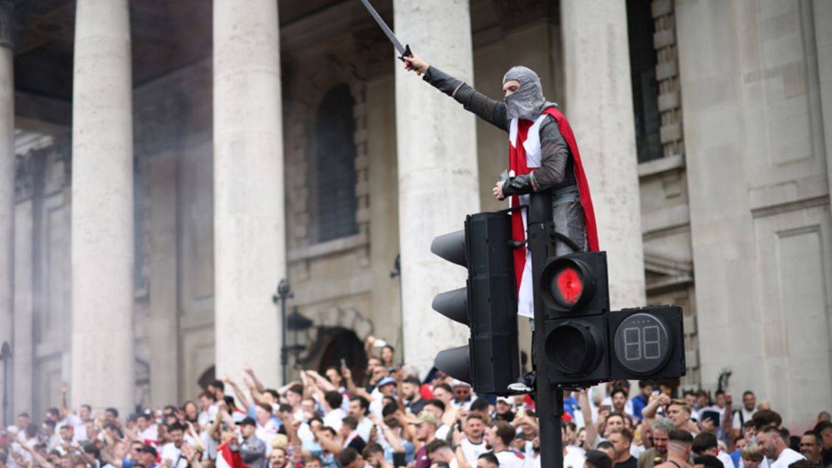 İngiliz taraftarlar, sokakları savaş alanına çevirdi