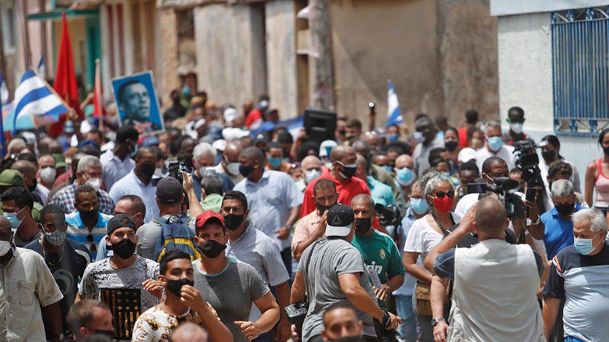 Küba'da yüzlerce kişi özgürlük talebiyle sokaklara döküldü