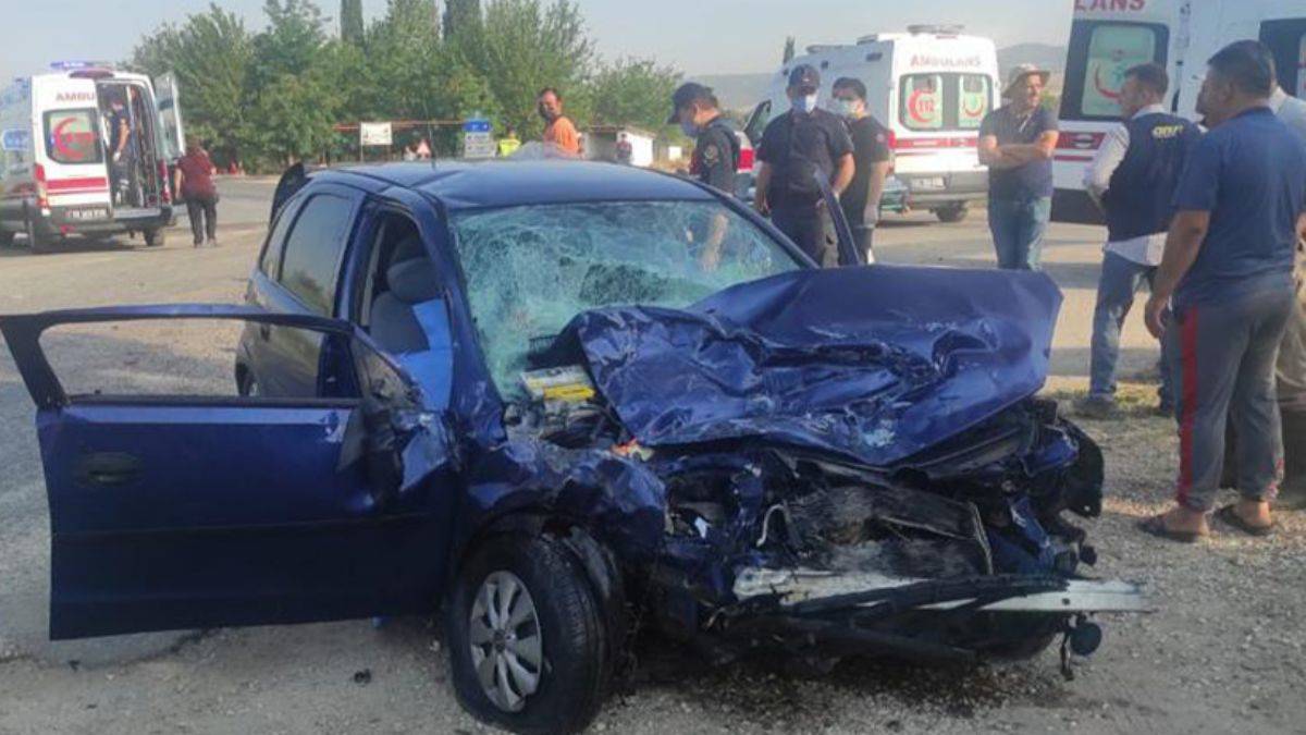 Manisa'da feci kaza: 2 ölü, 9 yaralı