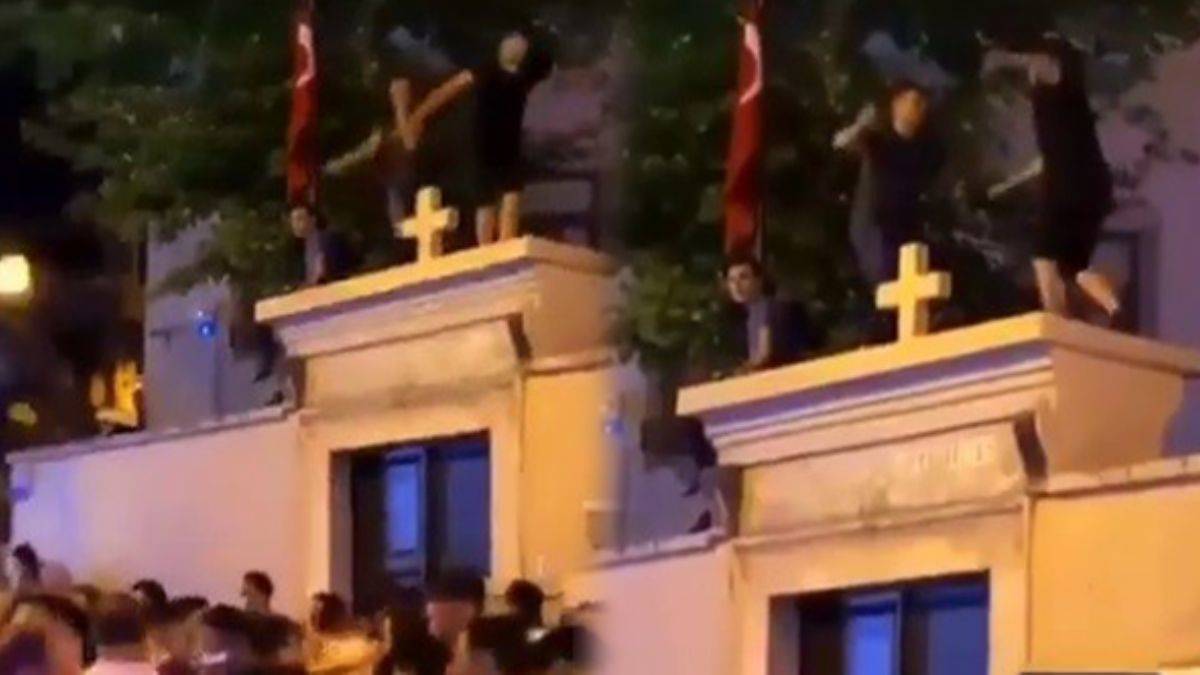 Kilise duvarının üzerinde oynayan şüpheliler gözaltına alındı