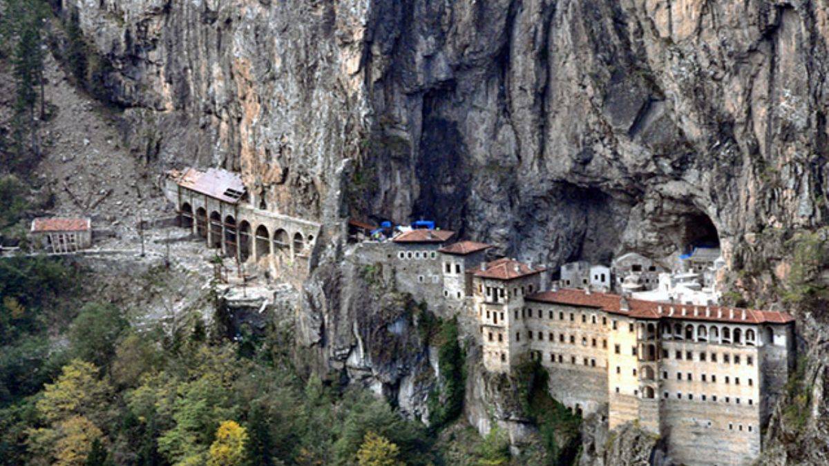 Sümela’da restorasyon atıkları dereye dökülmüş