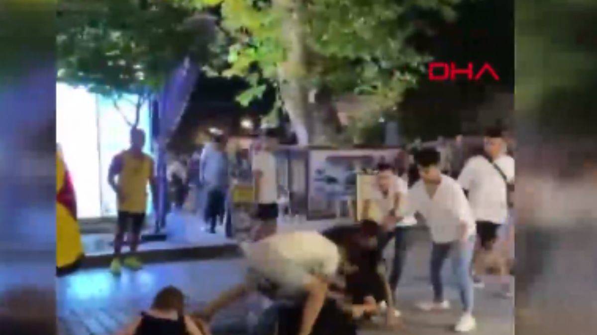 Gençlerin tekmeli yumruklu kavgası kamerada