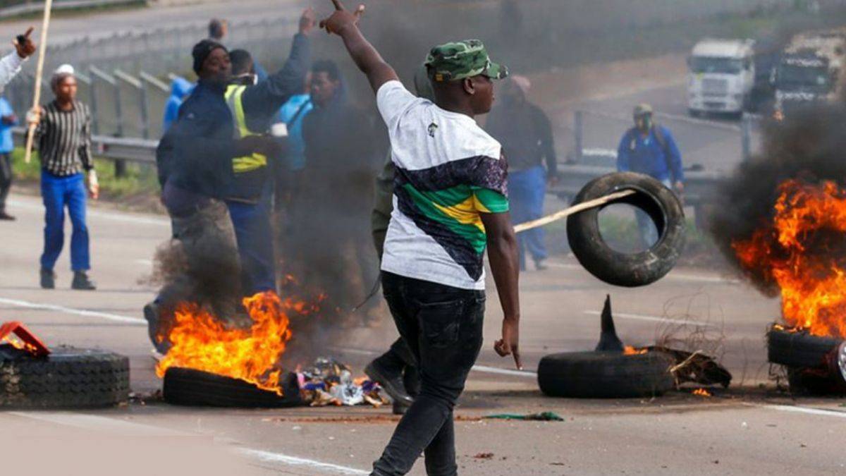 Ayaklanma yağmaya dönüştü, ordu müdahaleye hazırlanıyor
