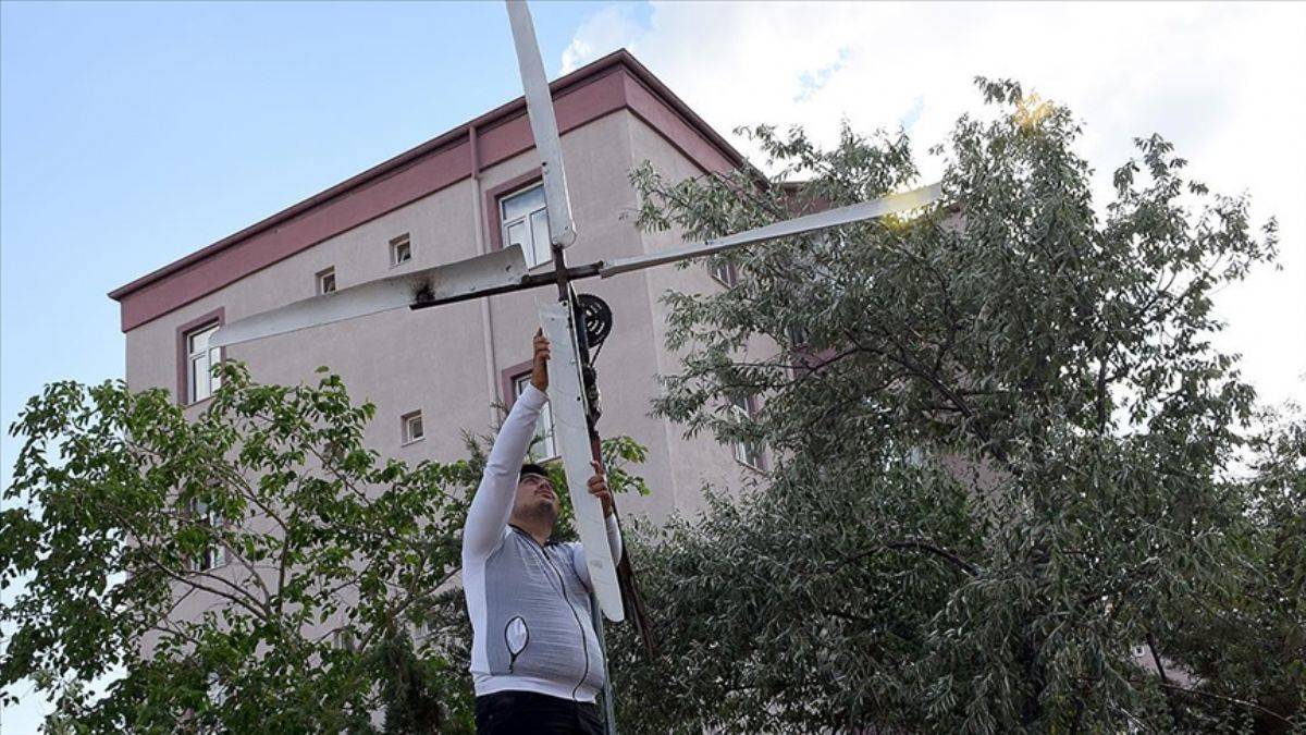 Evinin elektriğini kendi yaptığı rüzgar türbiniyle üretiyor