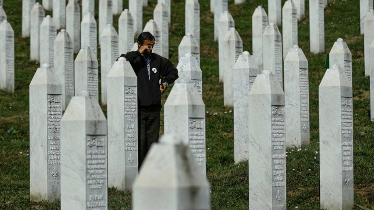 Srebrenitsa'da kurbanlarının mezarları kemik ilavesi için yeniden açılıyor